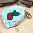 Glitzerndes Schlüsselanhänger Mäppchen aus Stoff mit Kirschen-Motiv, Reißverschluss und stabilem Schlüsselring, Maße 10x6x4 cm.
