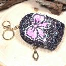 Schwarzes Glitzer Schlüsselanhänger Mäppchen mit Schleifen Motiv; Nahaufnahme Utensilientasche Stoff 10x6x4 cm und langem Schlüsselring.