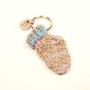 Handgestrickter Mini-Socken Schlüsselanhänger aus Wolle in Bunt mit integriertem Einkaufschip und robustem silbernen Schlüsselring.