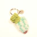 Handgestrickter Mini-Socken Schlüsselanhänger aus Wolle in Bunt mit integriertem Einkaufschip und robustem silbernen Schlüsselring.