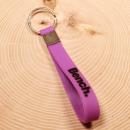 Sportlicher Bench Schlüsselanhänger aus schwarzem PVC-Band mit weißem Schriftzug und Metallring.