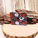 Handgenähtes farbenfrohes Schlüsselmäppchen von chic-peppig-bunt mit Kunststoff-Druckknopf und silbernem Schlüsselring auf hellem Hintergrund.