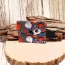 Handgenähtes farbenfrohes Schlüsselmäppchen von chic-peppig-bunt mit Kunststoff-Druckknopf und silbernem Schlüsselring auf hellem Hintergrund.
