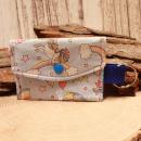 Handgenähtes farbenfrohes Schlüsselmäppchen von chic-peppig-bunt mit Kunststoff-Druckknopf und silbernem Schlüsselring auf hellem Hintergrund.