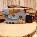 Handgenähtes farbenfrohes Schlüsselmäppchen von chic-peppig-bunt mit Kunststoff-Druckknopf und silbernem Schlüsselring auf hellem Hintergrund.