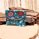 Handgenähtes farbenfrohes Schlüsselmäppchen von chic-peppig-bunt mit Kunststoff-Druckknopf und silbernem Schlüsselring auf hellem Hintergrund.