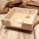 Quadratischer Serviettenhalter aus Holz in Natur und Weiß mit Herz-Gewicht auf Holzdeko.