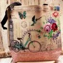 Große Shoppertasche aus rosa Kunstleder mit cremefarbenen Details, langem Schulterband und hellem Innenfutter vor hellem Hintergrund.