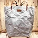 Hellblaue Shoppertasche aus waschbarem Papier (Papyr) mit braunen Ledergriffen, nachhaltig gefertigt in Deutschland von Maxx Factory.