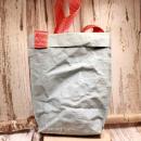 Nachhaltige hellblaue Shoppertasche aus waschbarem Papier mit auffälligem orangem Schulterband, handgefertigt von Maxx Factory.