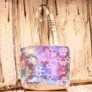 Kleine lila-blau schimmernde Kindertasche mit Sternen-Pailletten, grauen Kunstleder-Griffen und Reißverschluss auf hellem Untergrund.