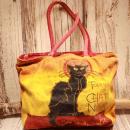 Stoff-Shoppertasche Chat Noir in Rot-Gelb mit schwarzer Katze, Vintage-Look durch Sonneneinstrahlung, Ansicht von vorne und rotes Innenfutter.