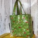 Kleine grüne Shoppertasche aus Wachstischtuch mit Blumenmuster, 25 cm breit, 24 cm hoch und 8 cm tief.