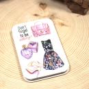 Stilvoller Taschenspiegel mit elegantem Parfum-Kleid-Taschen-Motiv, Maße 6 x 9,5 x 1 cm.