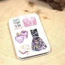 Stilvoller Taschenspiegel mit elegantem Parfum-Kleid-Taschen-Motiv, Maße 6 x 9,5 x 1 cm.