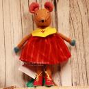 Bunte Barefoot Spielfigur Maus aus Baumwolle mit pinkem Kleid und Schuhen, pädagogisches Lernspielzeug zum An- und Ausziehen.