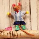 Kleine bunte Barefoot Spielfigur Maus aus Baumwolle mit blauer kurzer Hose und grünen Schuhen, Mini-Lernspielzeug zum Ankleiden.