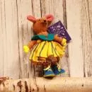 Kleine bunte Barefoot Spielfigur Maus aus Baumwolle mit blauem Kleid und blauen Schuhen, Mini-Lernspielzeug zum Ankleiden.