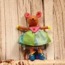 Mittelgroße Barefoot Spielfigur Maus aus bunter Baumwolle mit blauem Kleid und blauen Schuhen, pädagogisches Spielzeug zum Ankleiden.