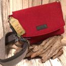 Maxx Factory rote Unisex Unhängetasche aus Upcycling rPET Filz, Detailansicht.