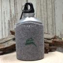 Trinkflasche Alu Filz Hellgrau Hirsch-Motiv gestickt Sportflasche 18cm Karabiner Trachtenlook