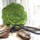 Runde grüne Umhängetasche aus Filz in Blumenform mit Perlenverzierung und Reißverschluss.