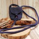 Kleine handgefertigte Umhängetasche aus dunkelila Filz mit einem Filzknopf-Verschluss und einer dekorativen Perle.