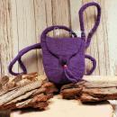 Kleine handgefertigte Umhängetasche aus lila Filz mit einem Filzknopf-Verschluss und einer dekorativen Perle.