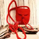 Kleine rote Umhängetasche aus handgemachtem Filz mit Filzknopf-Verschluss, Perle und langem Schulterband.