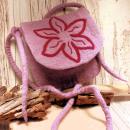 Lila quadratische Umhängetasche aus handgemachtem Filz mit aufgesetzter Blume, Filzknopf-Verschluss und langem Schulterband.