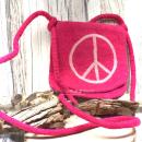 Quadratische pinke Umhängetasche aus handgefertigtem Filz mit weißem Peace-Zeichen, Umschlagklappe und langem Schulterband.