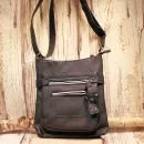 Schwarze Leder Handtasche mit mehreren Reißverschlussfächern auf der Vorderseite und verstellbarem Schultergurt.