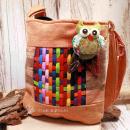 Braun-rote Patchwork-Handtasche Paula mit Eulen-Applikation, Reißverschluss-Fach und verstellbarem Gurt.