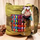 Grüne Patchwork-Handtasche Paula mit aufgenähter Eule, Reißverschluss-Außentasche und verstellbarem Schultergurt.