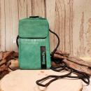 Grüne Bench Handytasche aus Leder mit Magnetknopf-Handyfach und schwarzem Logo.