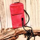 Bench Handytasche aus pinkem Leder mit Smartphone im Außenfach und Magnetverschluss.