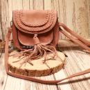 Kleine altrosa Handtasche aus festem Leder mit verspielten Fransen und verstellbarem Schulterriemen mit Karabinern.