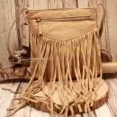 Kleine beige Handtasche aus weichem Wildleder mit langen Fransen und verstellbarem Schulterriemen mit Gürtelschnalle.