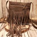 Kleine braun-graue Handtasche aus weichem Wildleder mit langen Fransen und verstellbarem Schultergurt.