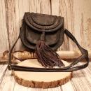 Kleine schwarze Handtasche aus stabilem Leder mit langen Fransen und verstellbarem Schulterband mit Karabinern.