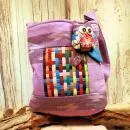 Bunte Patchwork-Handtasche Paula mit aufgenähter Eule, Reißverschluss-Außentasche und verstellbarem Schultergurt.