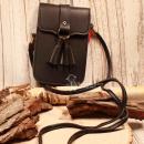 Kleine Umhängetasche für Smartphones mit zwei dekorativen Quasten am Magnetverschluss und langem Schulterband.