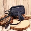 Blaue Umhängetasche aus Leder mit zwei dekorativen Quasten am Magnetverschluss und verstellbarem Schulterriemen.