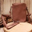 Kleine braune Umhängetasche aus Glattleder mit Reißverschluss.