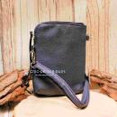 Kleine blaue Umhängetasche aus glattem Leder mit Reißverschluss.