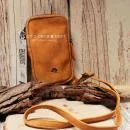 Braune Leder-Umhängetasche für Damen mit Reißverschluss, kleinem Innenfach und abnehmbarem Schultergurt auf rustikalem Holzgrund.