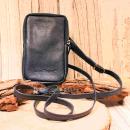 Dunkelblaue Leder-Mini-Handtasche für Damen mit Reißverschluss, Innenfach und abnehmbarem Schultergurt mit Karabinern.