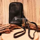 Kleine schwarze Leder-Umhängetasche für Damen mit Reißverschluss, verstellbarem Schultergurt mit Karabinern und dezenter Prägung.