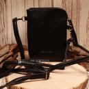 Kleine schwarze Umhängetasche aus Glattleder mit sicherem Reißverschluss.